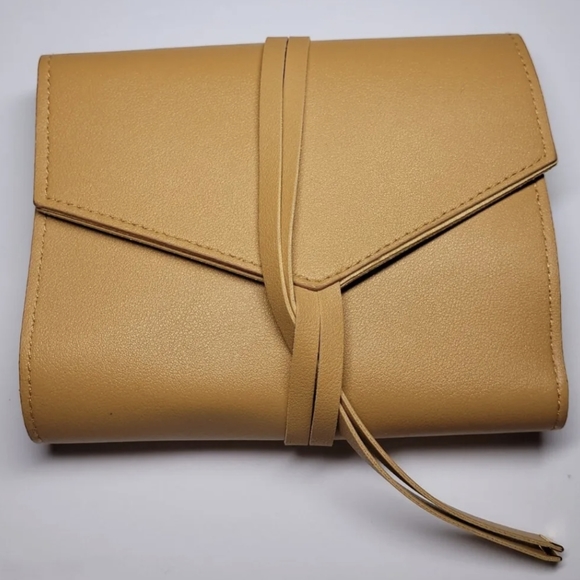 Glass Ladder & Co Other - NWT- Glass Ladder & Co. Katherine Tech Organizer Clutch Roll Honey